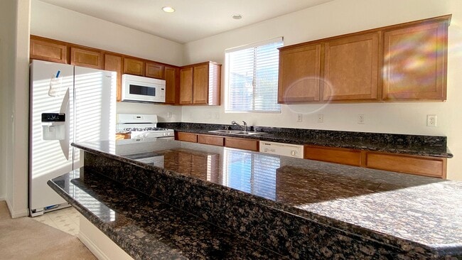 Building Photo - Great single story home 4 beds 3 baths in ...