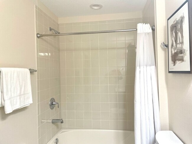 Building Photo - 3/2.5 ANNUAL/FURNISHED  TOWNHOUSE- GORGEOU...