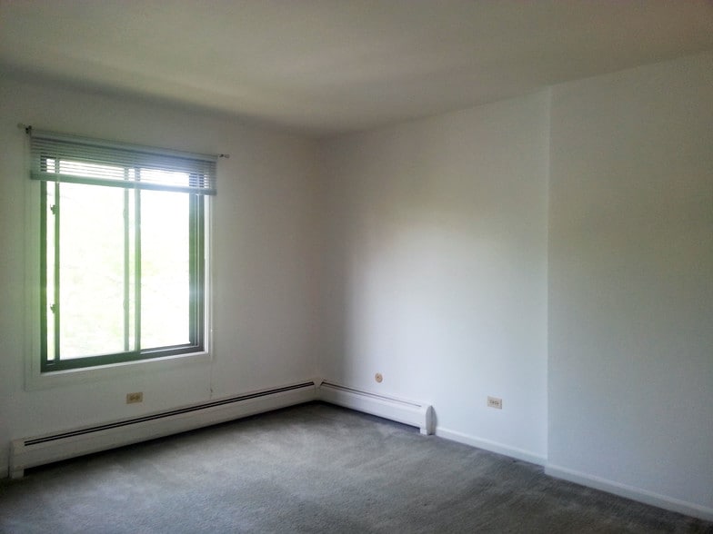 Building Photo - 995 S Ct of Shorewood