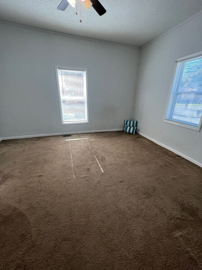 Building Photo - COMING SOON Spacious 3 BEDS AND 2 BATHS!!!