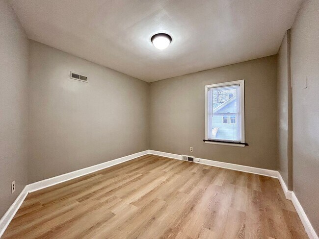 Building Photo - 297 W Larch Ave