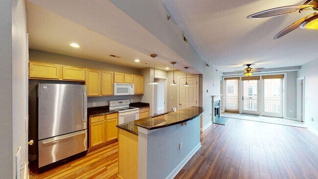 Building Photo - 718 W Trade St