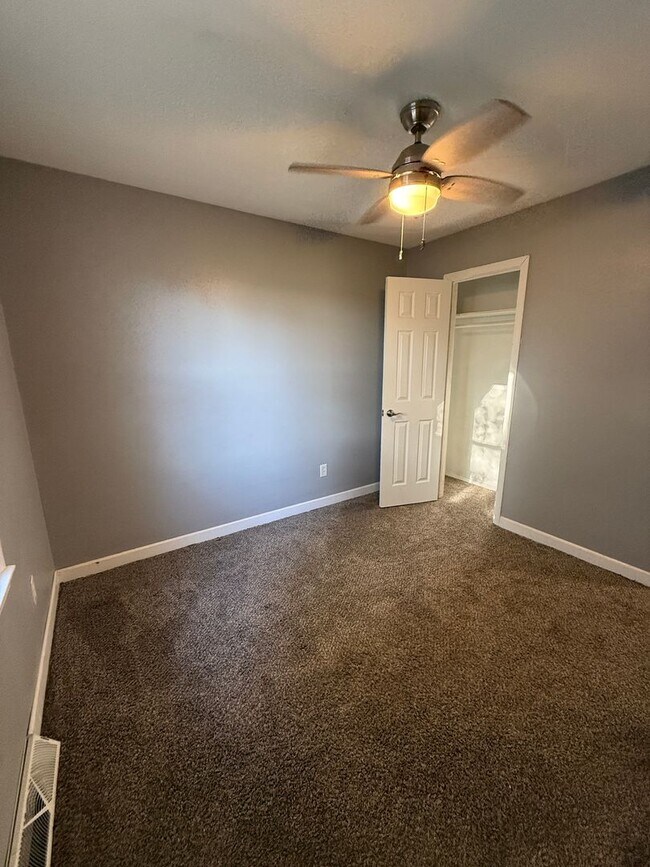 Building Photo - 4 bedroom/2 bath house