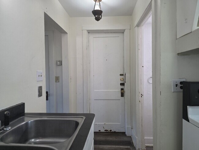 Building Photo - 1 Bedroom Apartment in the Heart of Applet...