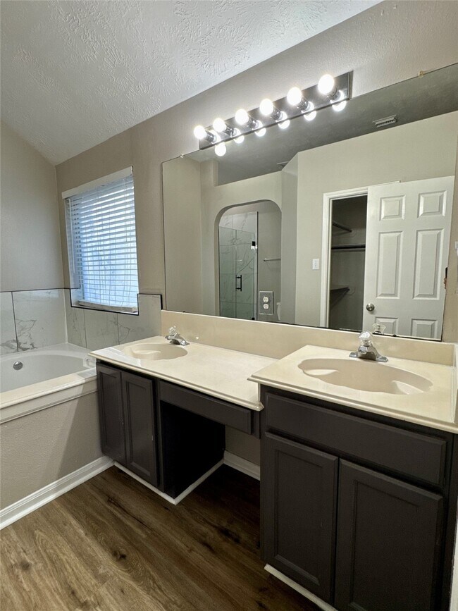 Building Photo - 6102 Sandy Valley Dr