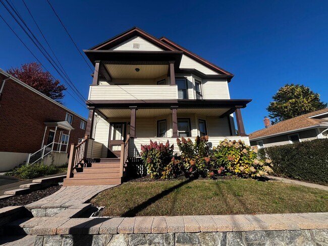 Primary Photo - Inviting 2-Bedroom 2nd Floor Apartment in ...