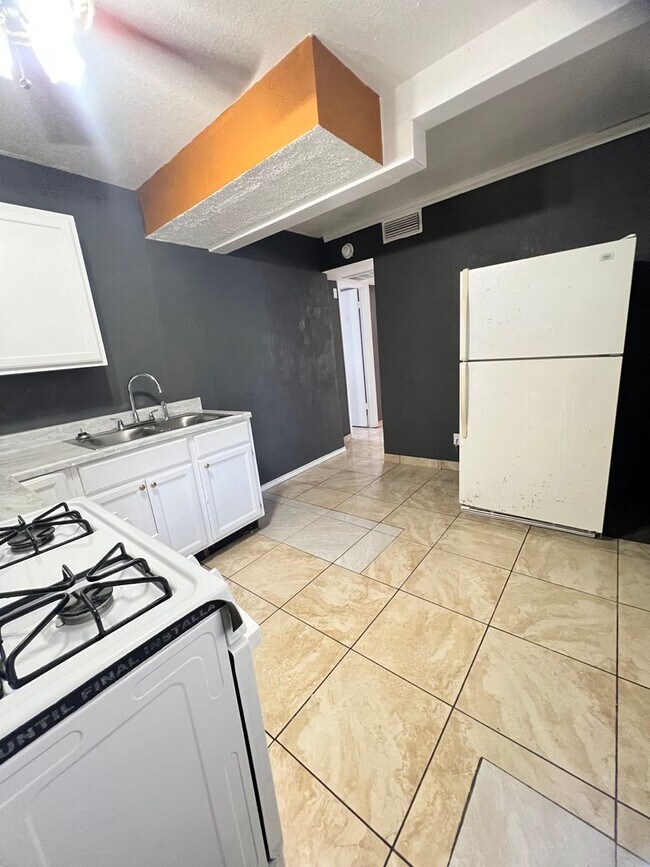 Building Photo - 1601 E Central Texas Expy