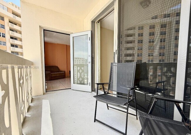 Building Photo - 1817 S Ocean Dr