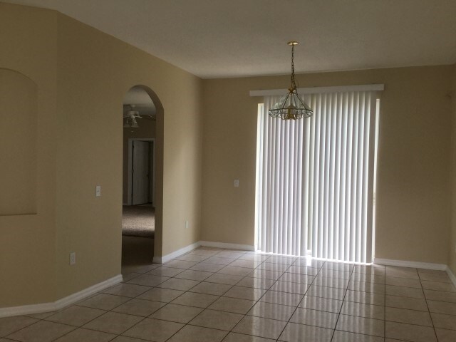 Building Photo - 647 Heraldo Ct