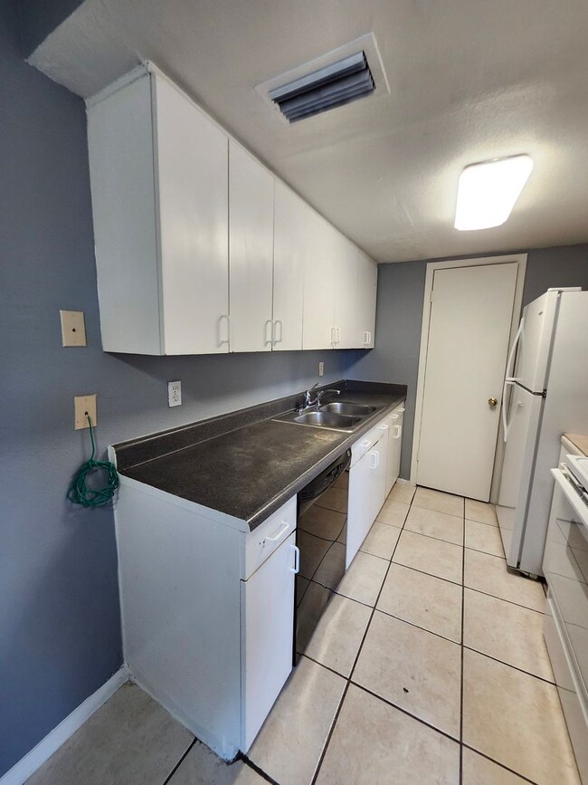 Building Photo - Charming 2-Bedroom Townhome