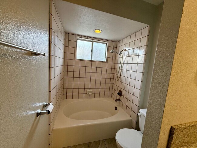 Building Photo - Single story home with vaulted ceilings!