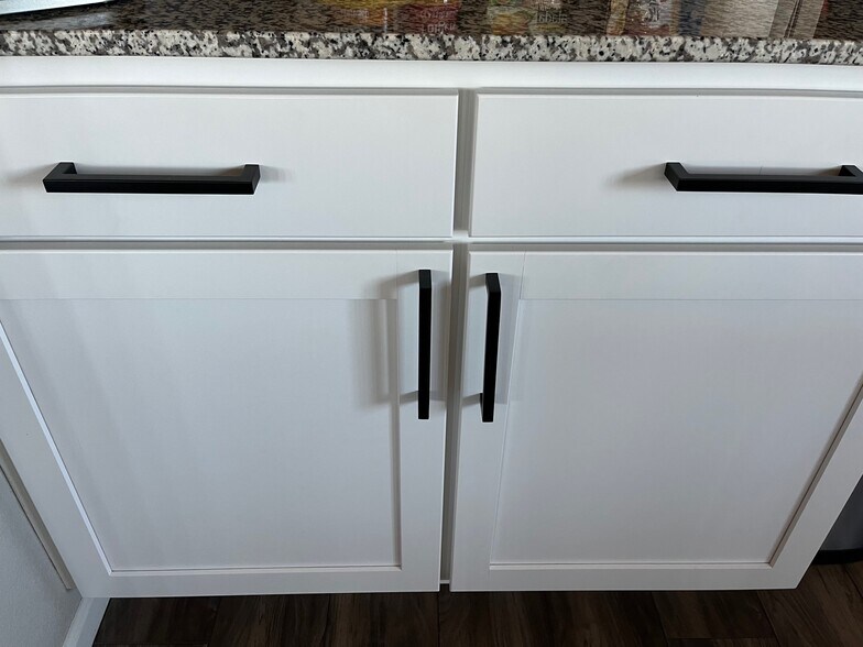 Kitchen Handles Every Cabinet - 7238 Fauna Glen Dr