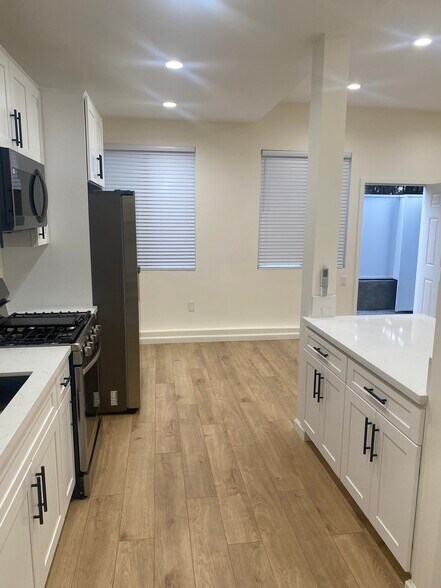 Building Photo - 405 W Broadway