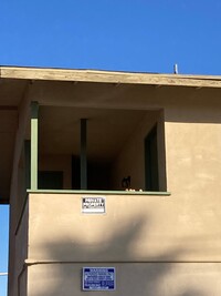 Building Photo - 4 plex 2 bedroom 1 bath upstairs unit