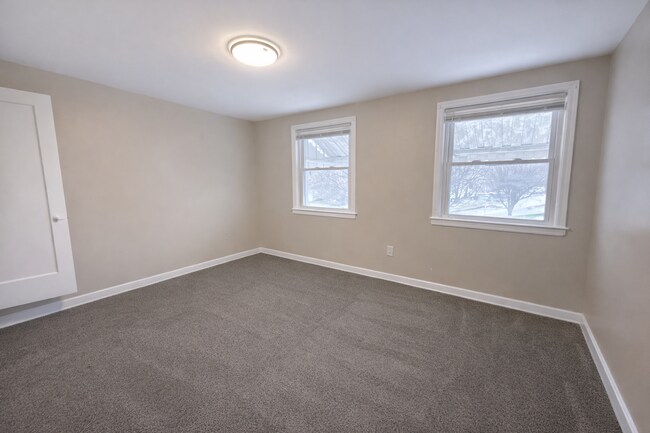 Building Photo - Charming Updated 2BR Rowhome with Modern Kitchen & Washer/Dryer