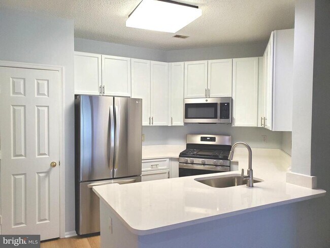 Building Photo - 6005 Rosebud Ln