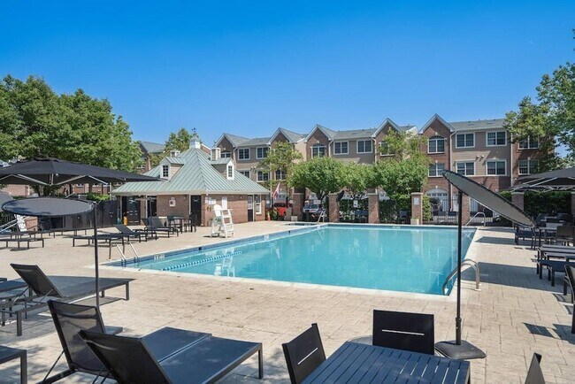 Building Photo - 273 Roslyn Ct