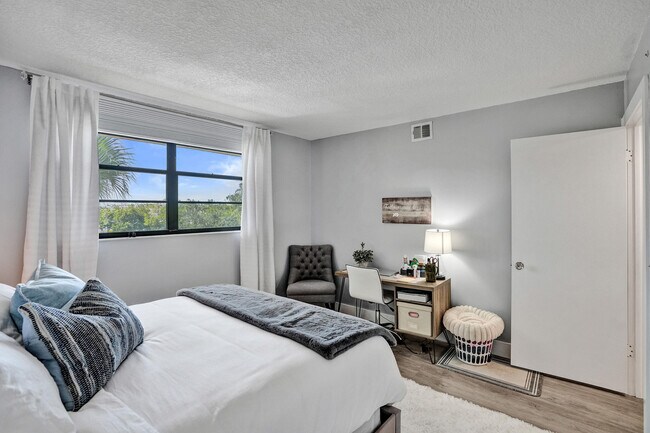 Building Photo - 2400 Deer Creek Country Club Blvd