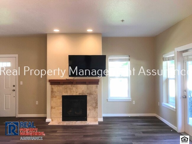 Building Photo - 10651 NE Red Wing Way