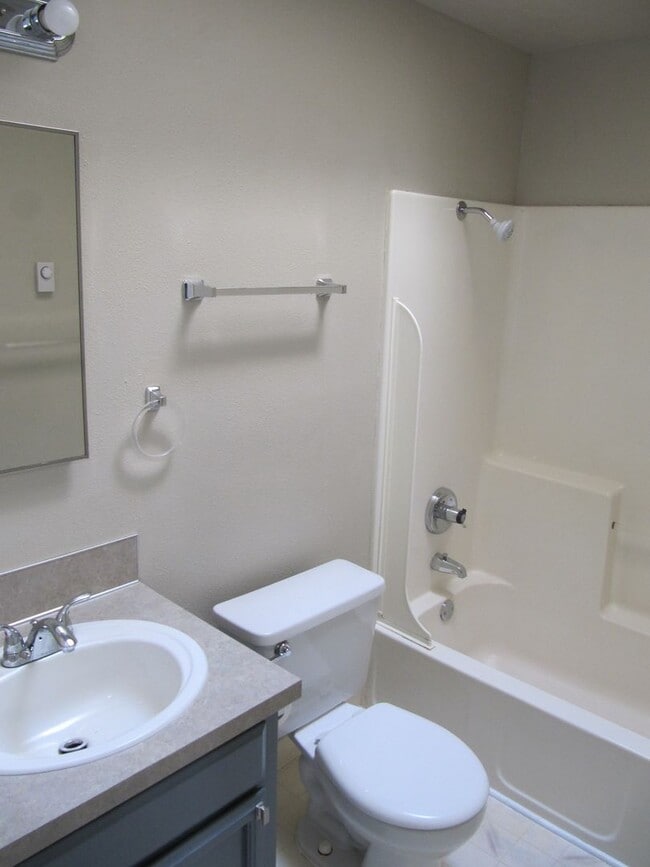 Building Photo - Three Bedroom Home on a Cul-de-sac, Landscaping Provided!