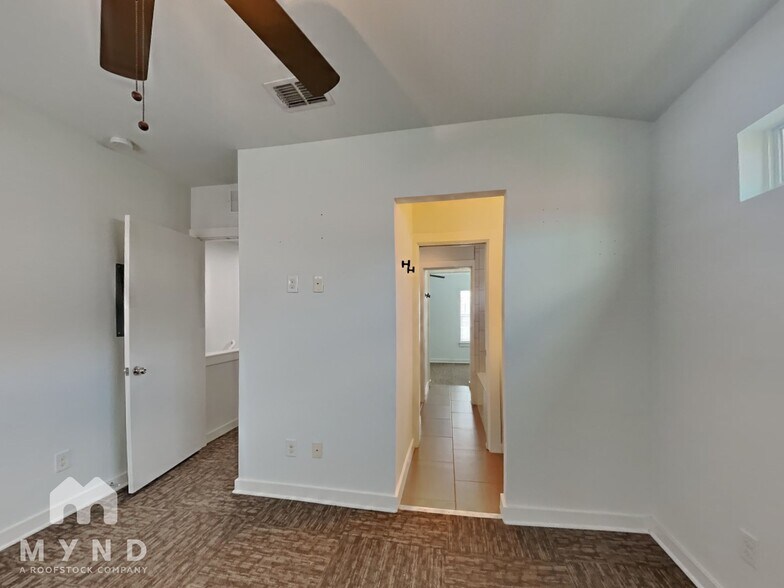 Building Photo - 118 E Myrtle St