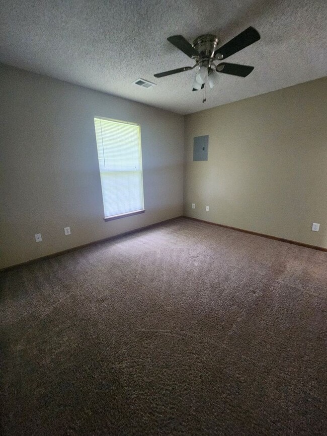 Building Photo - 3 Bedroom 2 Bath Duplex in Oak Grove