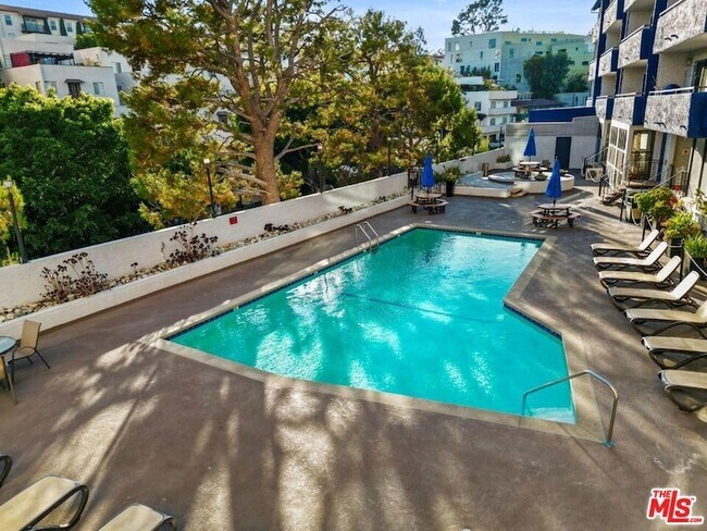 Building Photo - 10982 Roebling Ave