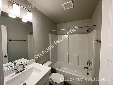 Building Photo - 2025 Sara Vista Dr