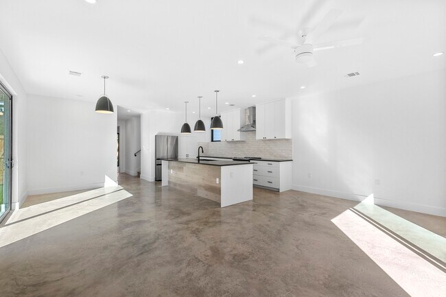 Building Photo - 2101 Thrasher Ln