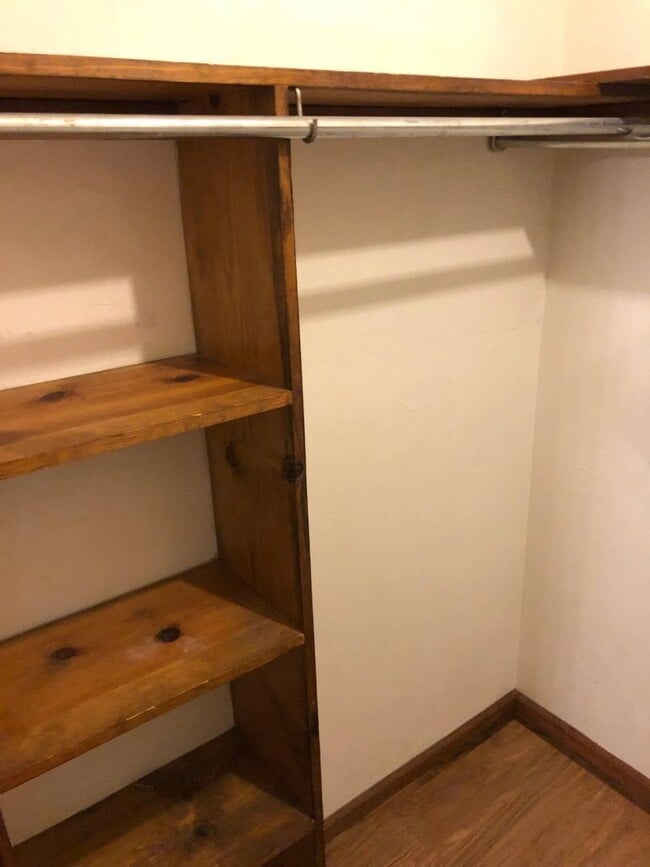 Building Photo - Two-Story 2 bed/2bath townhouse off Park Avenue!