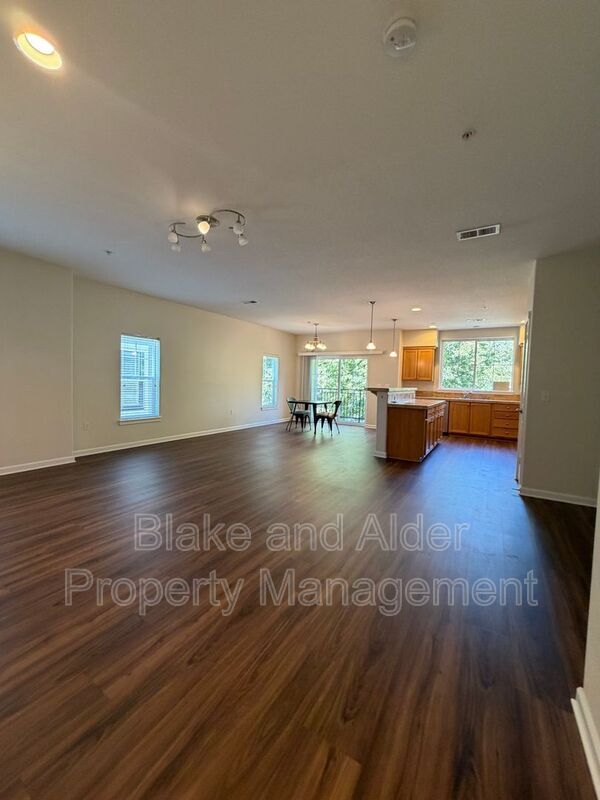 Building Photo - 10805 NE Red Wing Way