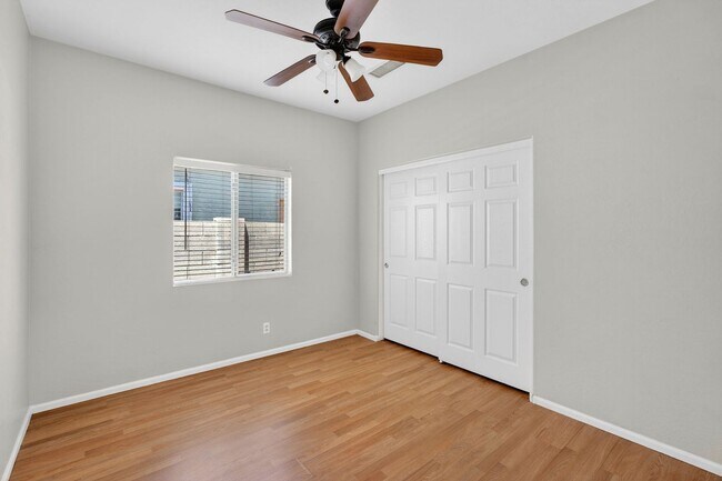 Building Photo - 697 W Oak Tree Ln