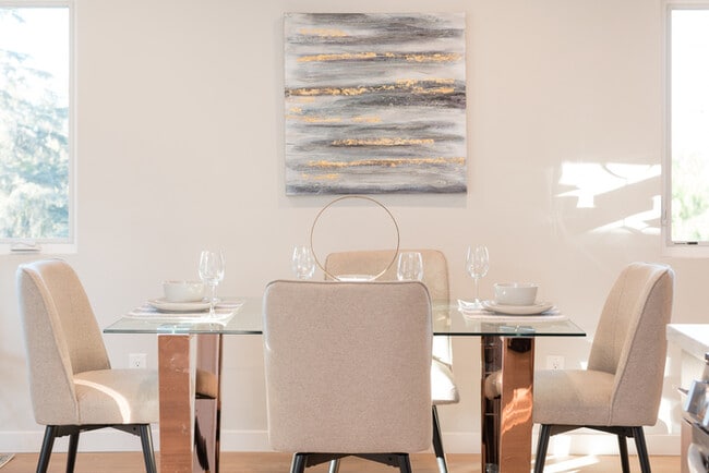 Building Photo - Two Bedroom Town Home-style Like Near NoHo Arts District