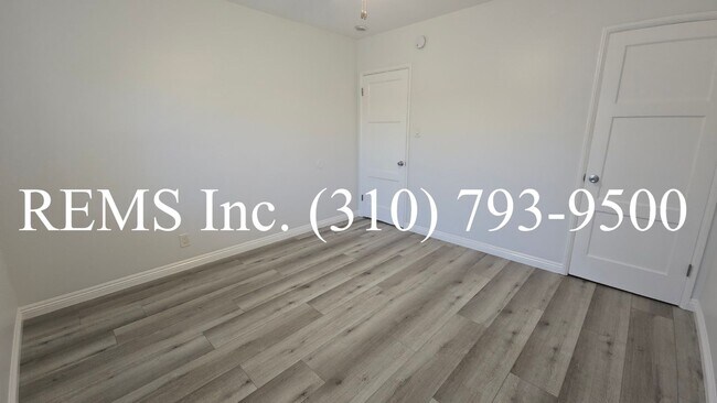 Building Photo - Remodeled 1 Bedroom Upstairs Apartment w/ Garage Parking