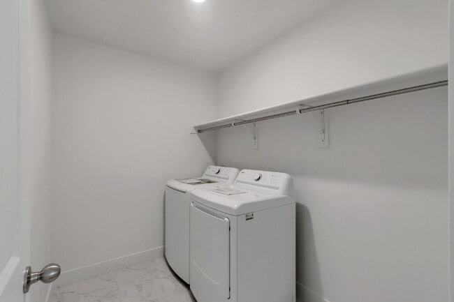 Building Photo - 2 Wks FREE | Modern 3-Bedroom, 2.5-Bathroom Townhome Near Highway 6 and I-15 - END UNIT