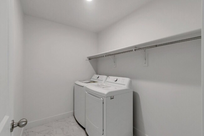 Building Photo - Modern 3-Bedroom, 2.5-Bathroom Townhome Near Highway 6 and I-15 - END UNIT