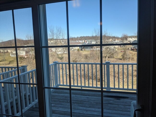 Building Photo - 3 Bedroom Townhouse For Rent in Charming Waynesboro, PA