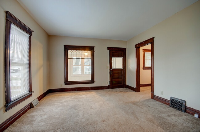 Building Photo - 811 John St