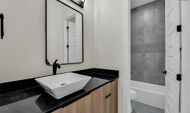 Building Photo - Luxury Living in Hyde Park – Edinburg/McAl...