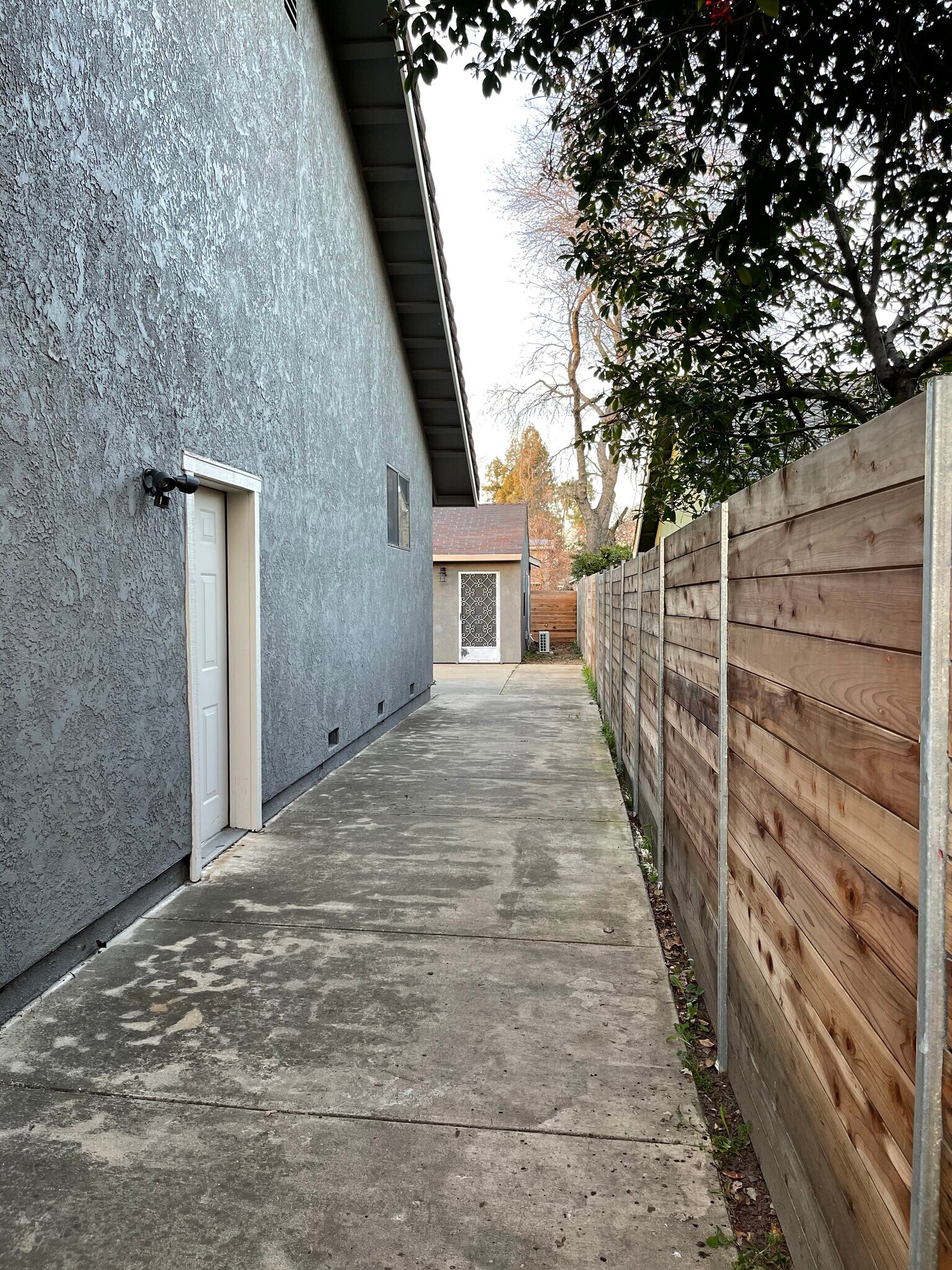 Entrance walk way - 3747 Edison Ave