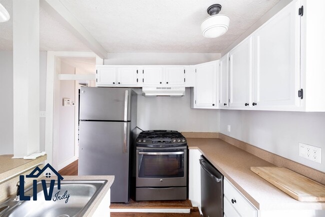 Building Photo - 1121 E 9th St