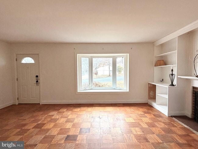 Building Photo - 2121 Patrick Henry Dr