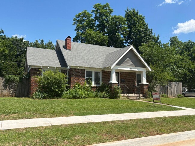 Building Photo - Cute 2 bedroom, 1 bathroom house located n...