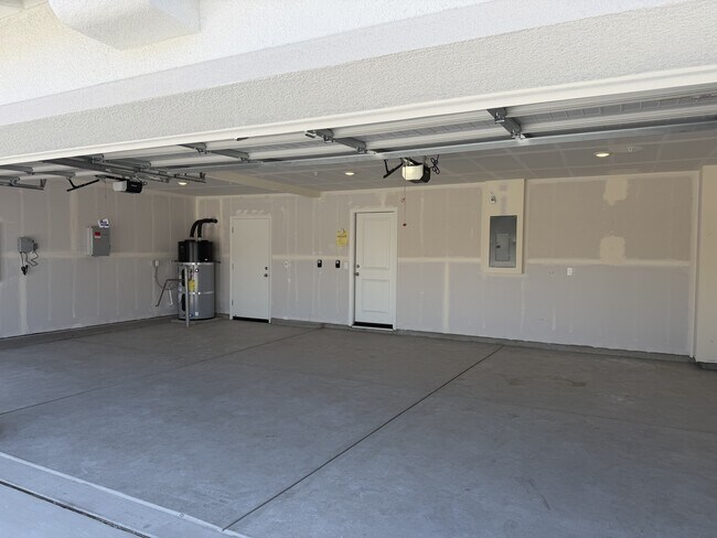 Building Photo - 2406 Labrusca St