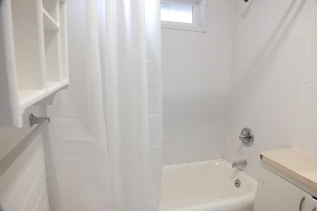 Building Photo - 1 Bedroom Duplex!