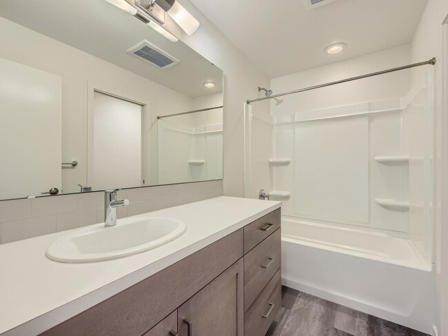 Building Photo - Modern 3bed/2bath Townhome in Rainer Valley Neighborhood!