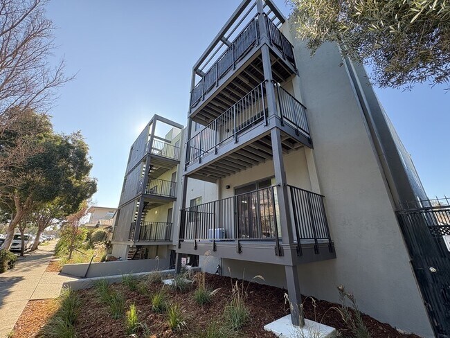 Building Photo - 410 Evelyn Ave