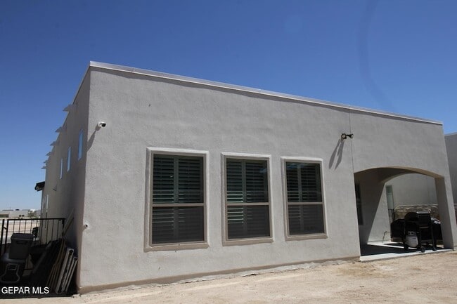 Building Photo - 13878 Paseo Central Ave
