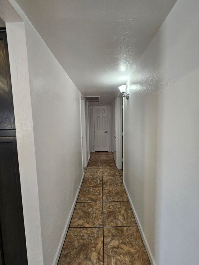 Building Photo - Scottsdale - 5 bedroom, 3 bath - Remodeled...