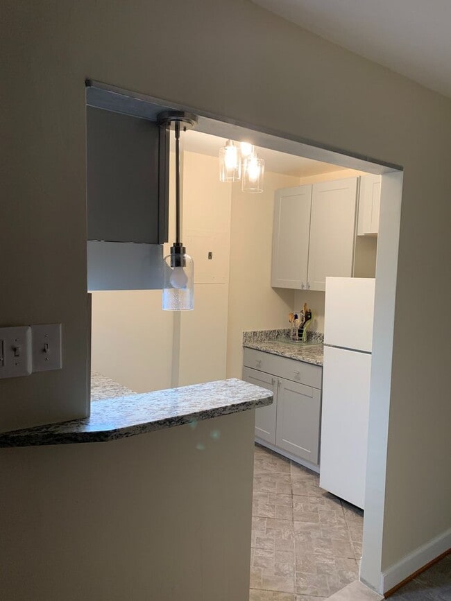 Building Photo - Spacious 1BR! Utilities Included! Rosslyn Metro! Pool!
